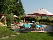 Costruzione area per piscina e relax.